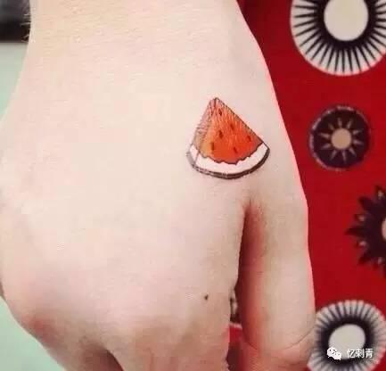 龙猫纹身女吃瓜,吃瓜群众围观纹身背后的故事